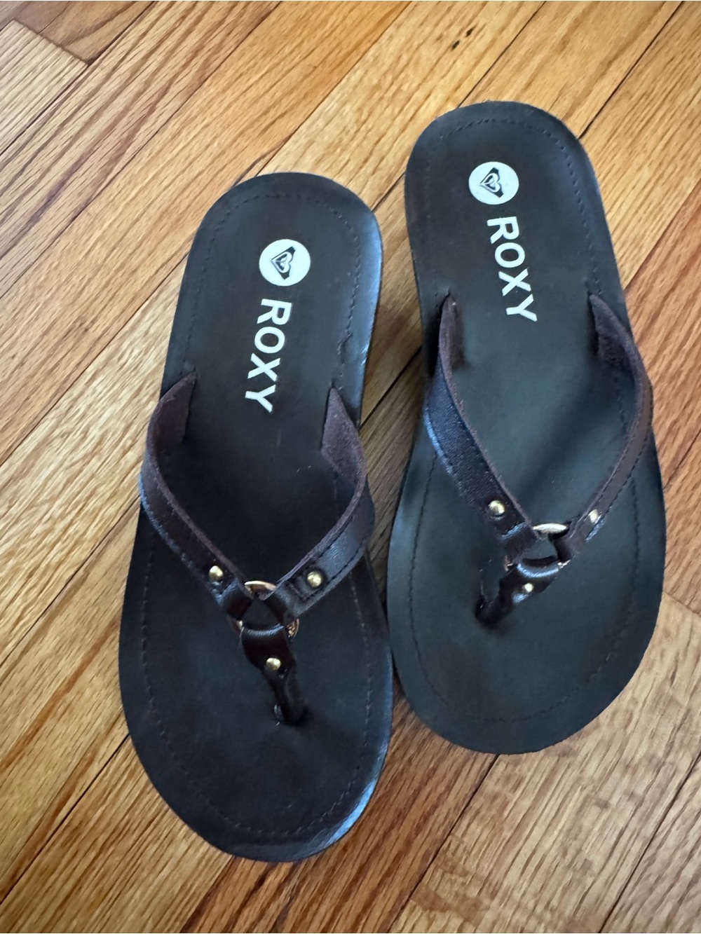 Roxy Women's Brown Leather T-Strap Flip Flop Sandals
